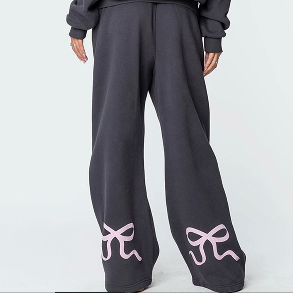 Edikted Bonney Bow Detail sweatpants. Charcoal gray.+ pink bow.